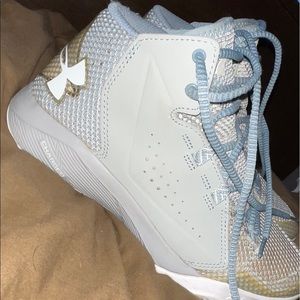 Size 7.5y Under Armour Charged Basketball shoes